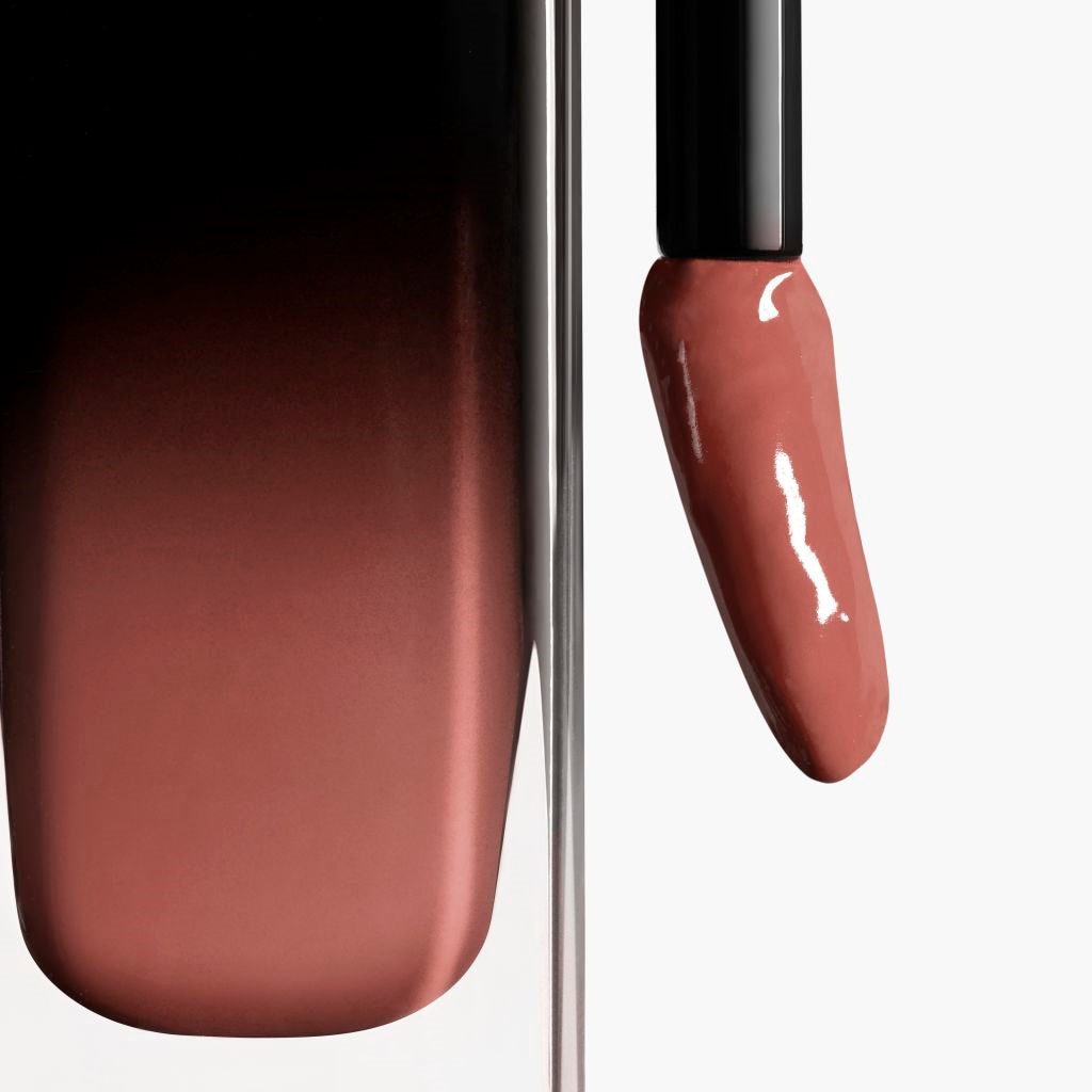 LA BARRA DE LABIOS LÍQUIDA BRILLANTE DE LARGA DURACIÓN